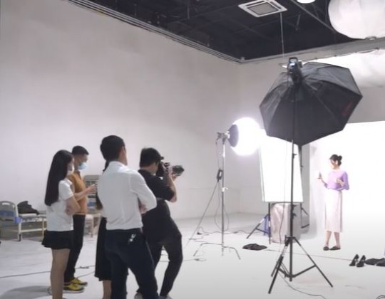 Hậu trường quay chụp hình cùng Á hậu Tú Anh của Kascom Media