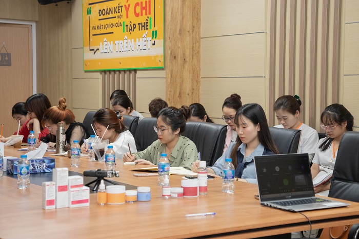 đào tạo cùng chuyên gia da liễu