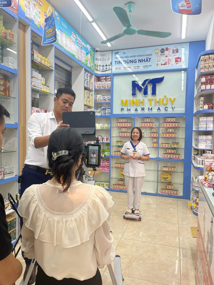 Hậu trường quay chụp tại nhà thuốc Minh Thủy