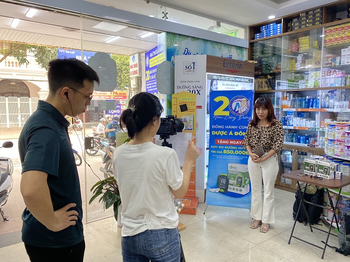 Hậu trường Kasom Media qauy chụp cho Nhà thuốc Á Đông