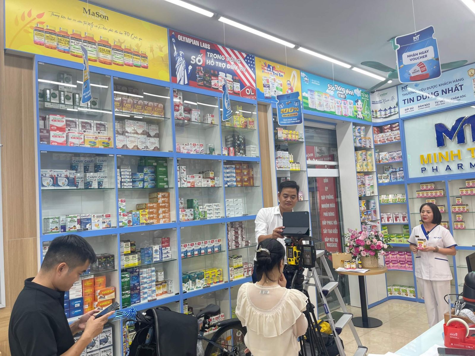 Hậu trường quay chụp tại nhà thuốc Minh Thủy