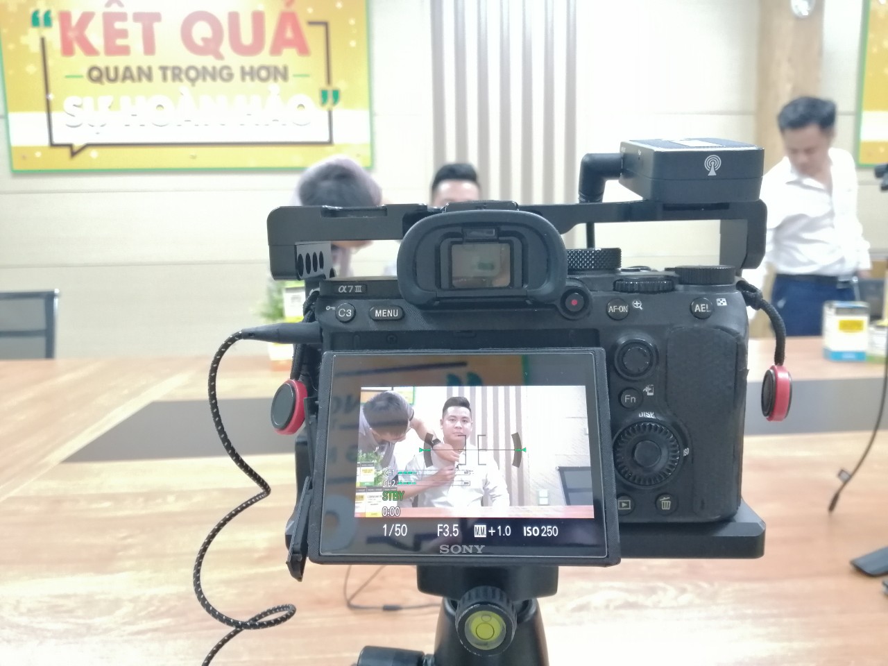Kascom Media làm việc với mason về chương trình kỷ niệm 1 năm có mặt tại thị trường việt nam