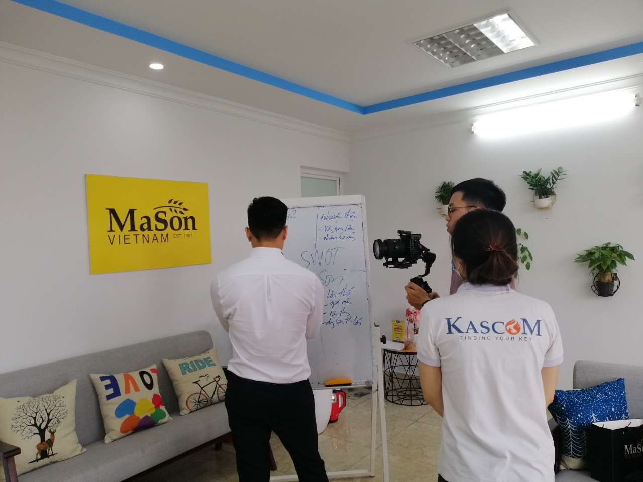 Kascom Media làm việc với mason về chương trình kỷ niệm 1 năm có mặt tại thị trường việt nam