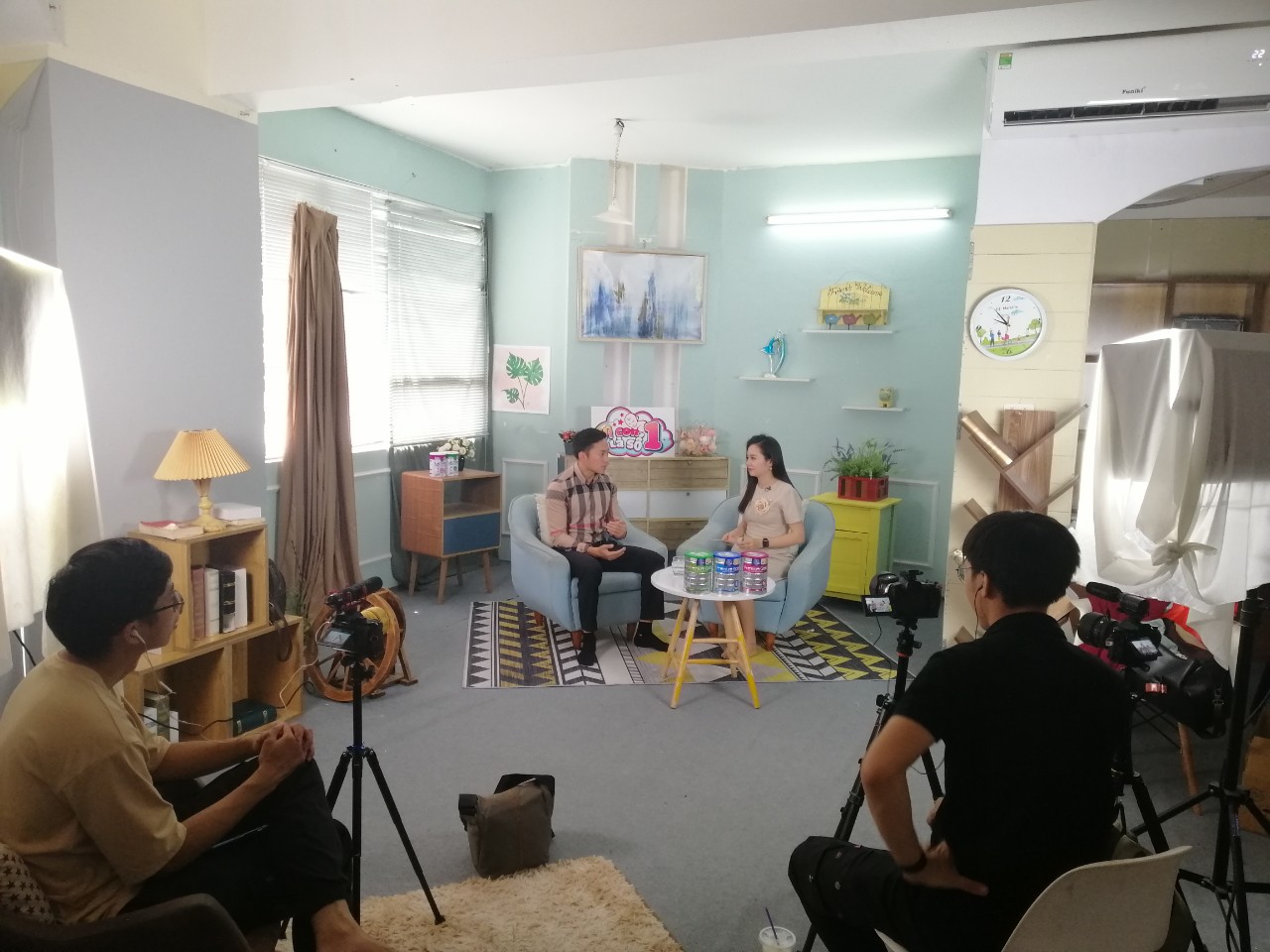 một số hình ảnh ghi lại được tại hậu trưởng buổi phát sóng series “Vì con là số 1”