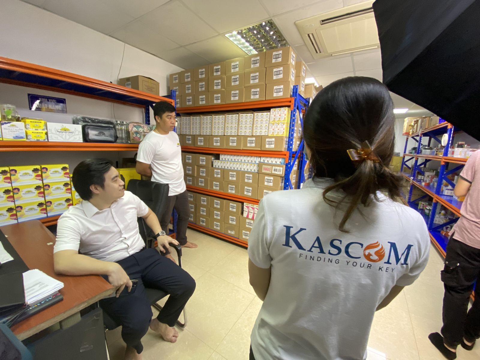 Nhân viên Kascom Media làm việc với Nature's Way 